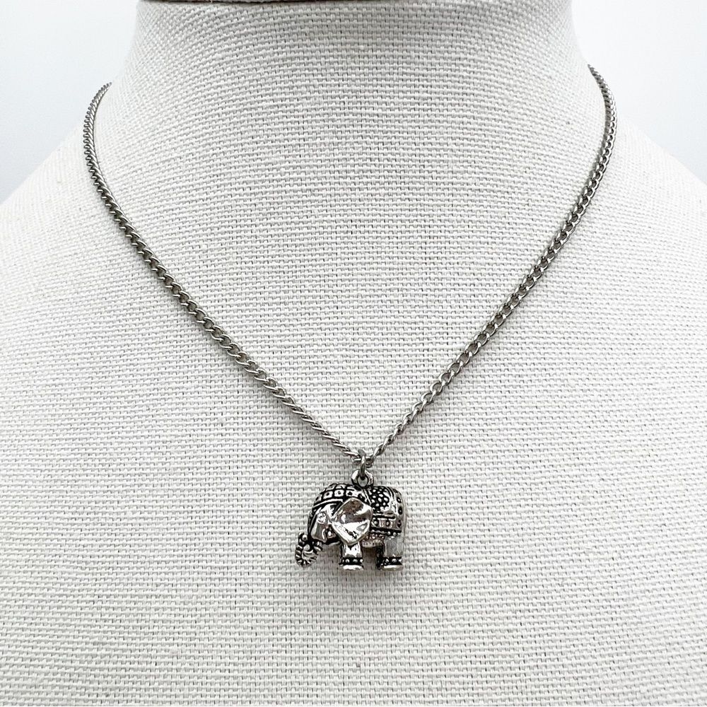 Silver Tone Indian Lucky Baby Elephant Rhinestone Eye Charm Pendant Necklace 16”